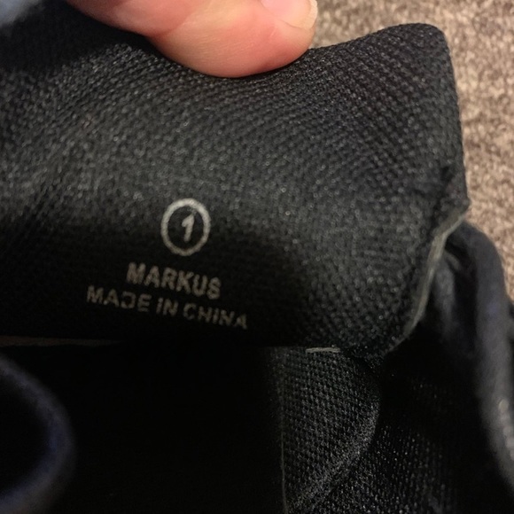 BOYS SIZE 1 CASUAL SHOES - Picture 7 of 7